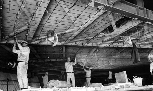 Nachdem die Montage der Kugel des Berliner Fernsehturms im Oktober 1968...
