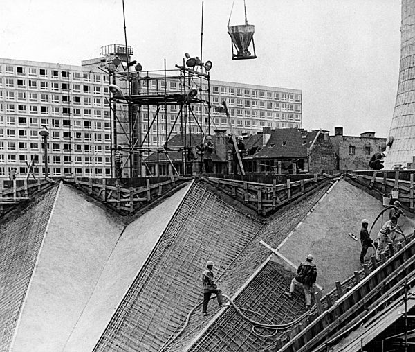 Die markanten Betonfaltdächer am Fuße des Berliner Fernsehturms werden...