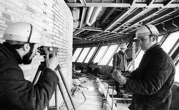 Nachdem die Montage der Kugel des Berliner Fernsehturms im Oktober 1968...