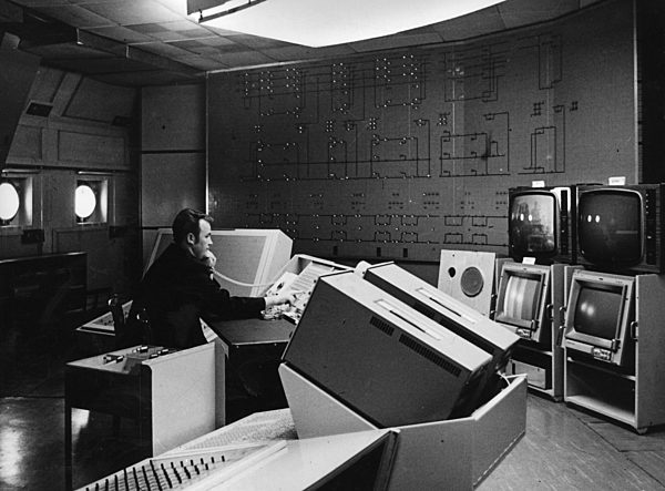 Eine elektronische Steueranlage mit Schalttafel...