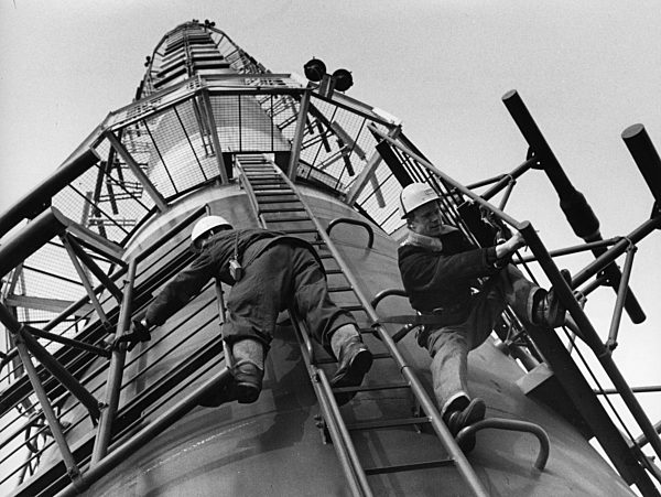 Montagearbeiten am Antennenmast des Berliner Fenrshturms...