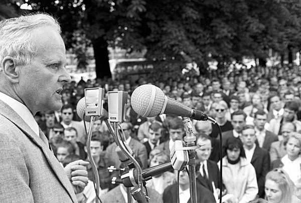 Students demonstrate for Student Loan Law in 1967