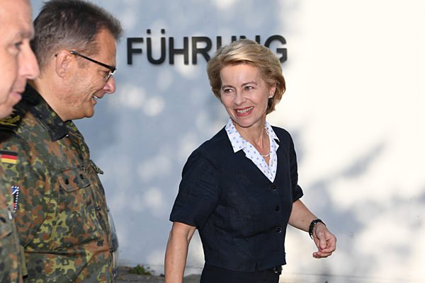 Verteidigungsministerin Ursula von der Leyen auf Sommerreise
