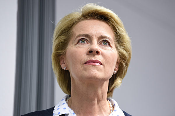 Verteidigungsministerin Ursula von der Leyen auf Sommerreise