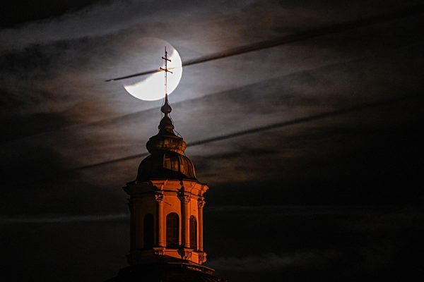 Partielle Mondfinsternis vor Basilika in Weingarten