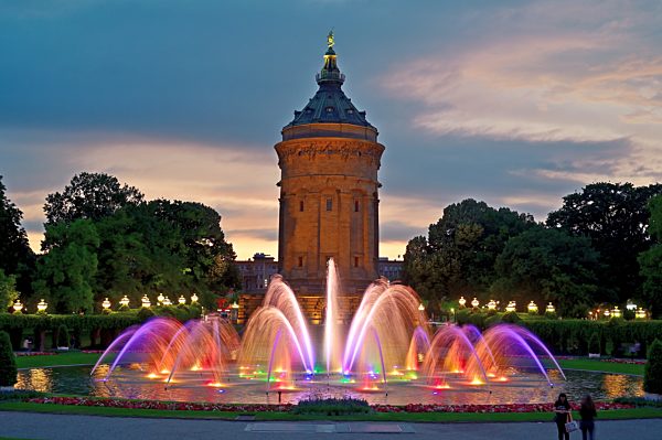 Wasserturm Mannheim in Regenbogenfarben