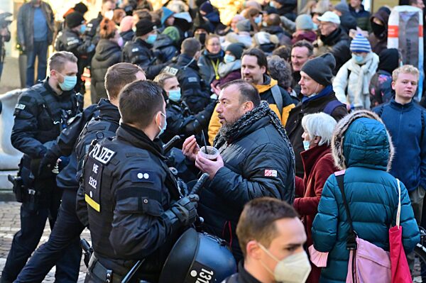 Querdenker: Konfrontation