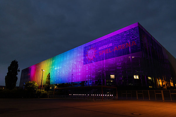 Fußball EM - Regenbogen-Beleuchtung in Düsseldorf