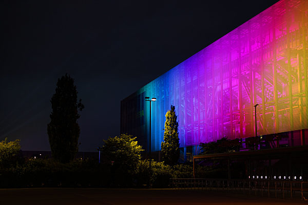 Fußball EM - Regenbogen-Beleuchtung in Düsseldorf