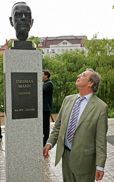 Der Publizist Hellmuth Karasek betrachtet am Mittwoch (04.07...