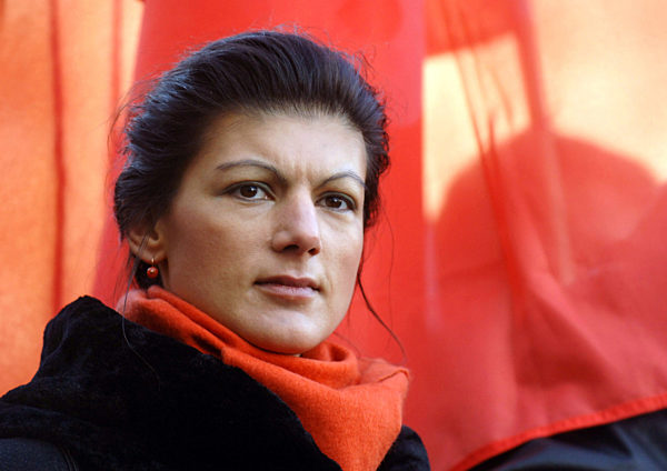 Die PDS-Politikerin Sahra Wagenknecht steht am 15.01...