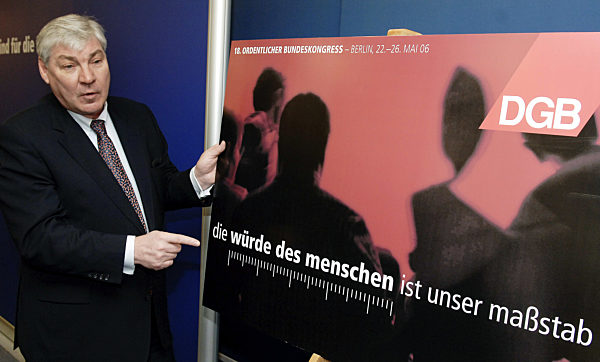 Der DGB-Vorsitzende Michael Sommer stellt am Freitag (27.01...