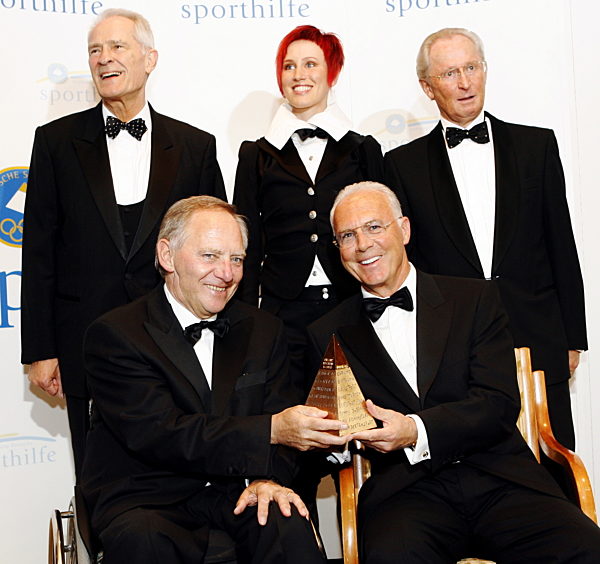 Fußball - Franz Beckenbauer erhält "Goldene Sportpyramide"
