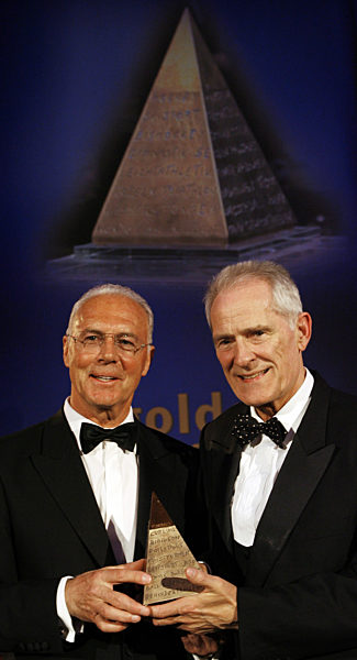 Fußball - Franz Beckenbauer erhält "Goldene Sportpyramide"