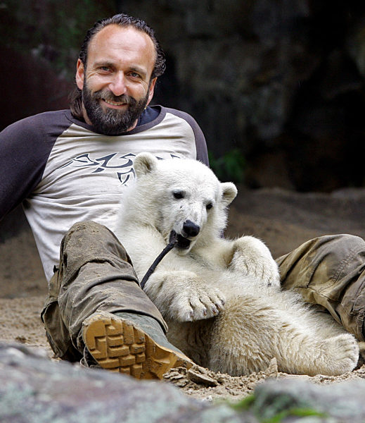 Der Tierpfleger Thomas Dörflein posiert am Dienstag (15.05...