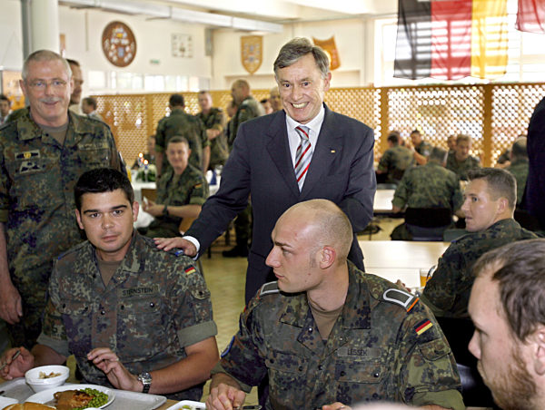 Bundespräsident Horst Köhler (M) unterhält sich am Donnerstag (05.07...