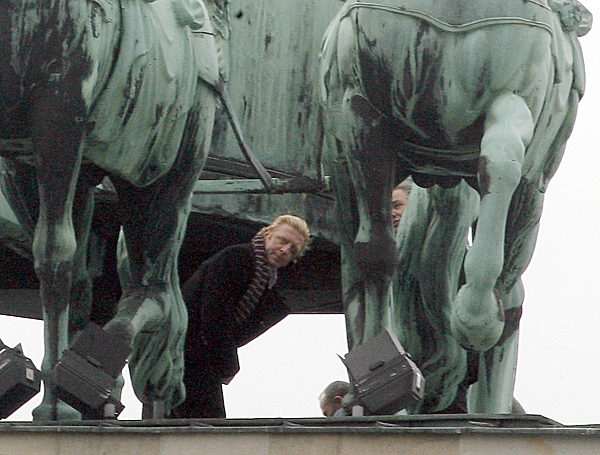 Der Regierende Bürgermeister Klaus Wowereit (rechts zwischen den...