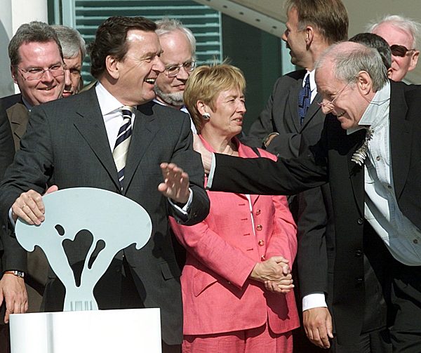 Schröder übernimmt Schlüssel für neues Kanzleramt