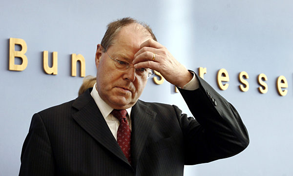 Bundesfinanzminister Peer Steinbrück (SPD) fasst sich am Montag (13.10...
