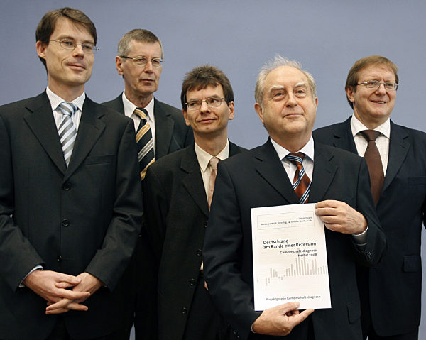 Die Wirtschaftsexperten Kai Carstensen (ifo München, l-r)...