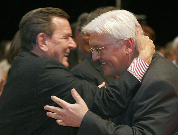 Bundesaußenminister Frank-Walter Steinmeier (r) und Alt-Kanzler Gerhard...