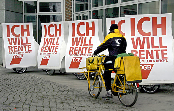 Ein Postbote fährt am Mittwoch (28.07.2009) vor dem DGB-Haus in Berlin an...