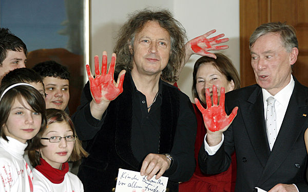 Rote Hände für Bundespräsident Köhler