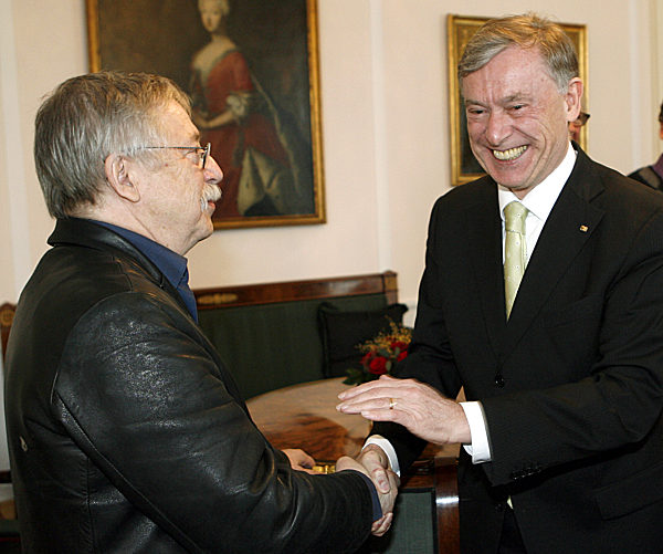Bundespräsident Horst Köhler (r) begrüßt am Donnerstag (26.03...