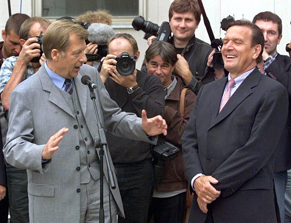 Berlin jetzt Regierungssitz: Schröder nimmt Arbeit auf