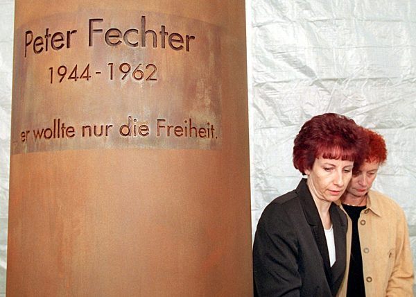 Peter Fechters Schwestern am Mahnmal für ihren Bruders