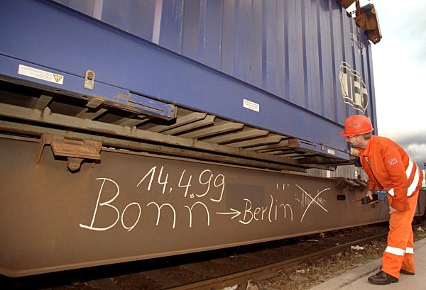 Erster Güterzug mit Mobiliar und Akten aus Bonn in Berlin