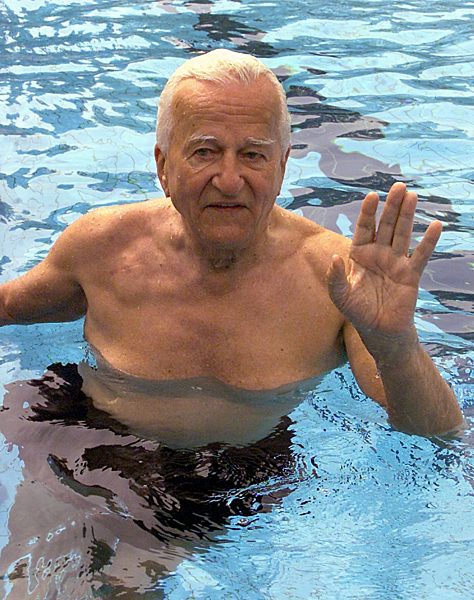 Richard von Weizsäcker beim "Anbaden" im Berliner Prinzenbad