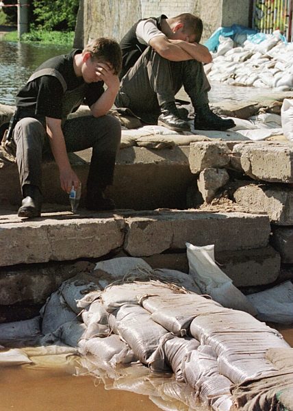 Hochwasser - Erschöpfte Helfer