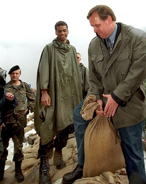Rühe besucht Bundeswehrsoldaten im Hochwassergebiet