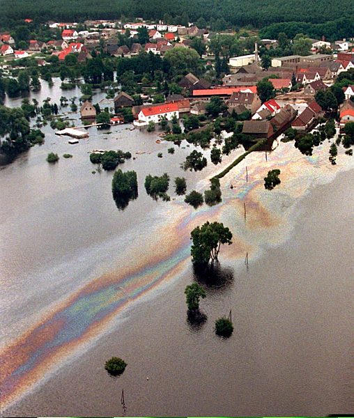 Im Überschwemmungsgebiet Ölschlieren auf dem Wasser