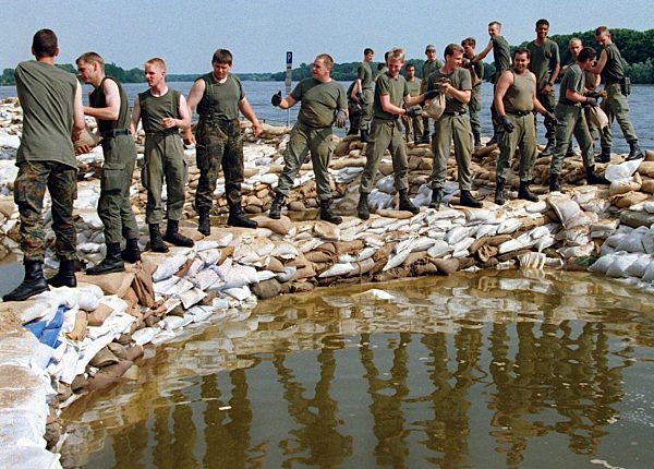Hochwassergebiet Oder: Soldaten arbeiten Hand in Hand