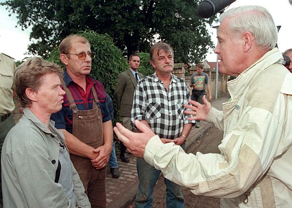 Innenminister Kanther besucht Hochwassergebiet an der Oder