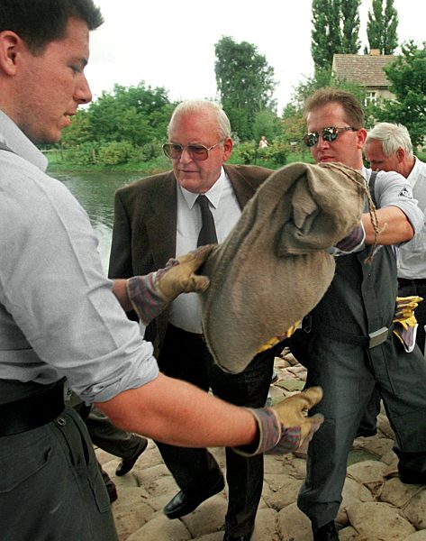 Bundespräsident Herzog im Hochwassergebiet an der Oder