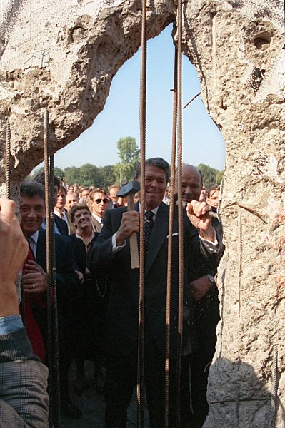 Ronald Reagan an der Berliner Mauer 1990