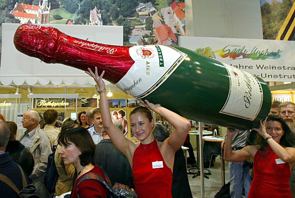 68. Grüne Woche in Berlin: Sektreklame am "Langen Freitag"