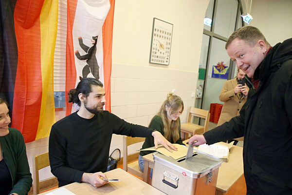 Wiederholungswahl Berlin - Stimmabgabe Klaus Lederer