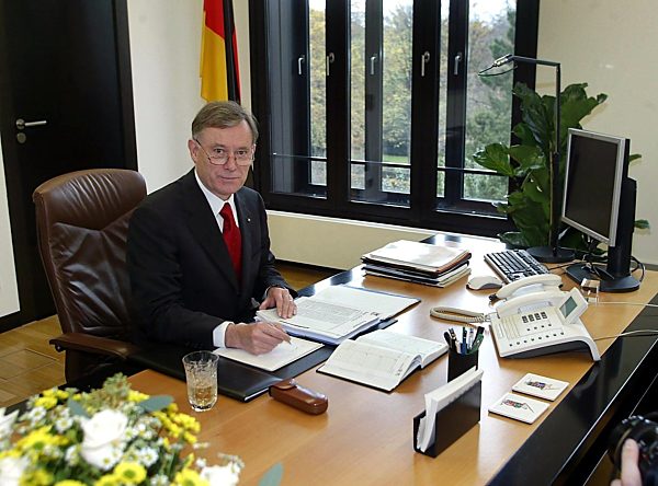 Bundespräsident Horst Köhler am Schreibtisch