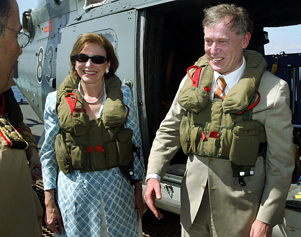 Mit umgehängten Schwimmwesten stehen Bundespräsident Horst Köhler (r) und...