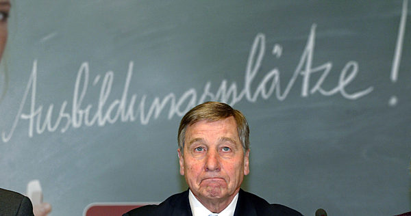 Mit zusammen gekniffenen Lippen sitzt Bundeswirtschaftsminister Wolfgang...