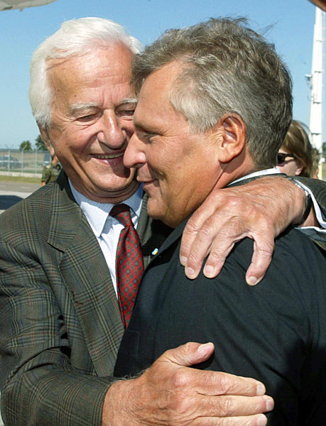 Der polnische Präsident Aleksander Kwasniewski (r) verabschiedet sich am...