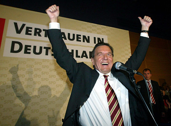 Bundeskanzler Gerhard Schröder freut sich am Sonntag (18.09...