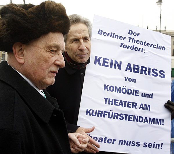 Der Dramatiker Rolf Hochhuth (l) nimmt am Montag (20.02...