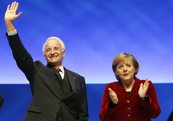 Winkend steht der CSU-Vorsitzende und bayerische Ministerpräsident Edmund...