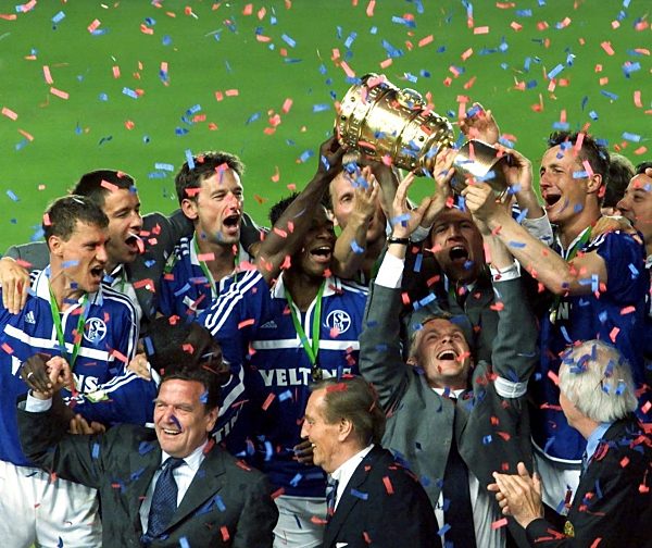 Fußball: Schalker Spieler jubeln mit dem DFB-Pokal