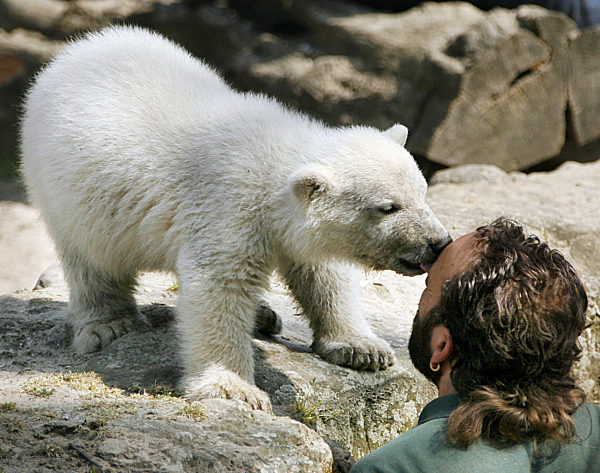 Zusammen mit seinem "Ziehvater", dem Tierpfleger Thomas Dörflein...